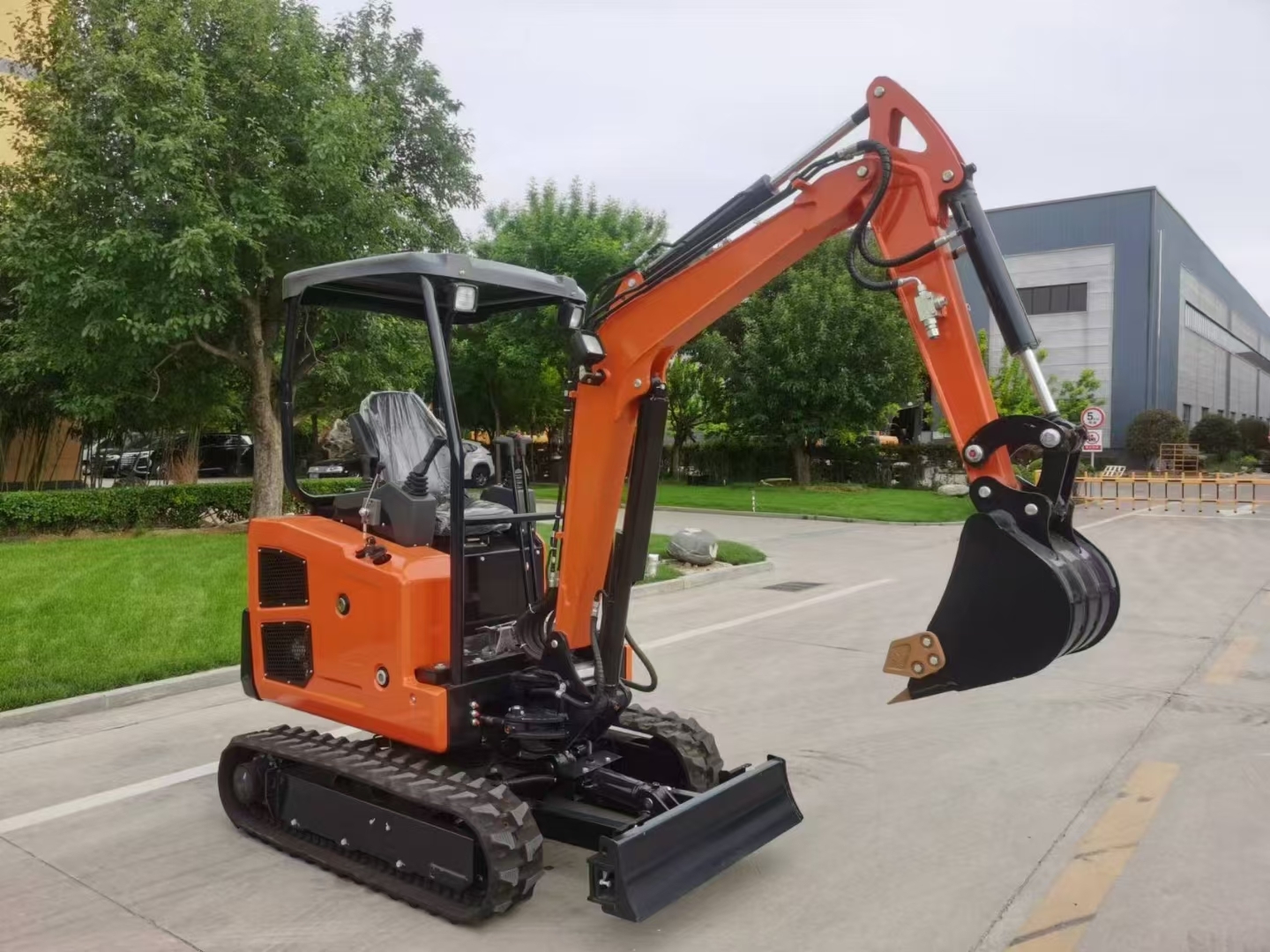 小型挖掘機BMPC18